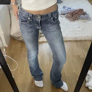 Säljer dessa lågmidjade bootcut jeans ifrån Miss Me! Köpta hos @benimdenim, säljer då det tyvärr var för stora för mig!  Midja, 35 Innerben, 78