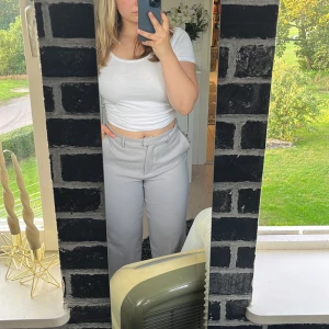 Kostymbyxor  - Säljer nu dessa fina gråa kostymbyxor från NA-KD pågrund av att de tyvärr inte kommer till användning.💛 Dessa har legat hemma länge men  har endast används 1 gång☺️💛