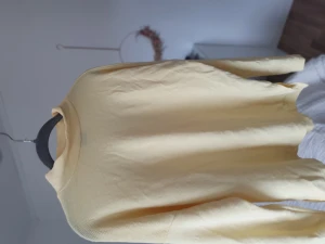 Tröja - Lite mer gulare i verkligheten. I jättefint skick. Kan passa till en M