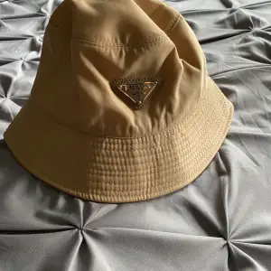 Beige bucket hat med logga använd 1 gång