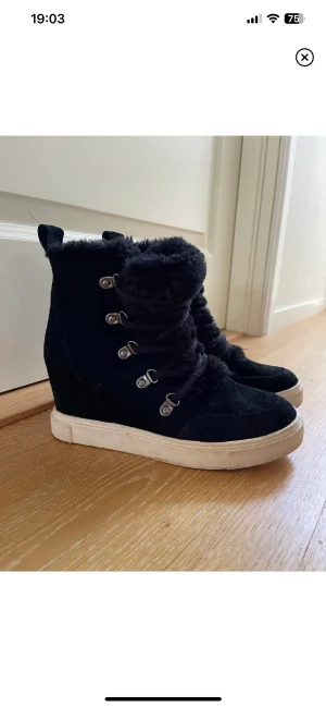 Steve Madden - Knappt använda steve madden med kilklack. Dom är fodrade så perfekt till höst & vinter 🍂