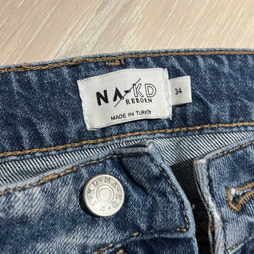 Blåa jeans med slits från NAKD, knappt aldrig använda💗. Jeans & Byxor.