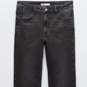 Snygga jeans från Zara i fint skick, använda fåtal gånger💗 Pris kan diskuteras!