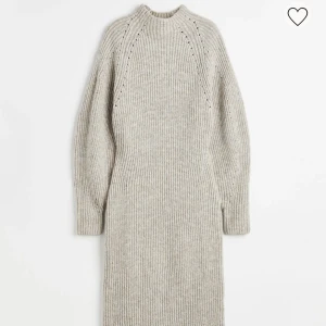 Stickad klänning - Superfin stickad klänning. Perfekt till hösten. ❤️Köpt på H&M för 499kr. Sparsamt använd. 