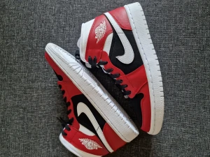 WMNS air Jordan 1 mid - Tja! Vill sälja de här skorna beställde fel storlek. Helt nya. Pris kan diskuteras 