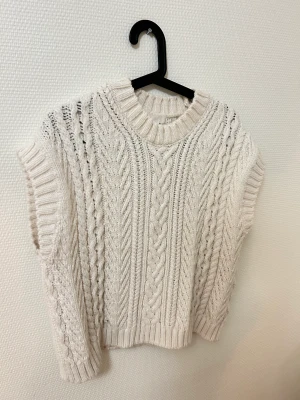 Tjock stickad väst - Stickad väst från H&M. Perfekt att ha över en skjorta eller bara som den är! Sparsamt använd. ❤️