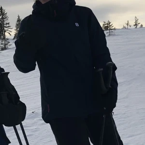 Marinblå skidjacka/vinterjacka - Otroligt fin marinblå skidjacka från 8848 Altitude! Endast använd fåtal gånger och är i väldigt fint skick (nästan som ny)🙏🏼Ficka för skidkort, snölås och dragkedjor för ventilation på ärmarna finns.