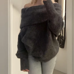 off shoulder tröja - Stickad off shoulder tröja från hm, i storlek M men passar även S. Som ny! Vill du köpa trycker du på ”köp nu” postar inom 24h