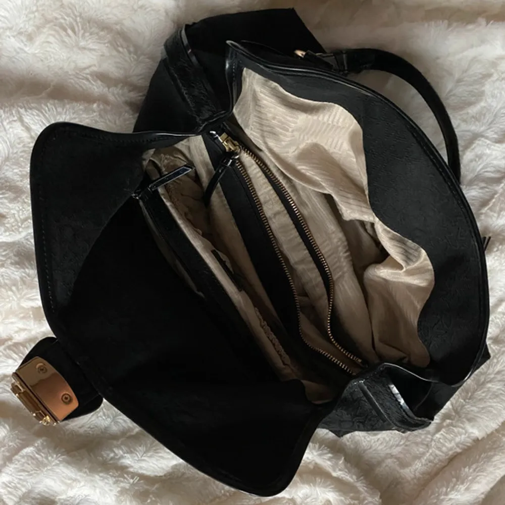 vintage dkny väska i nästintill perfekt skick med undantag för liten slitning på väskans handtag (kan skicka bild) 💌 ca 42 cm bred och 23 cm hög, rymmer mycket!!. Väskor.