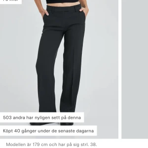 Kostymbyxor  - Utsålda kostymbyxor från bikbok. Låga i midjan, aldrig använt🤍