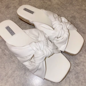 Sandaler Vita - Vita sandaler från Nelly, aldrig använda. Storlek 39.