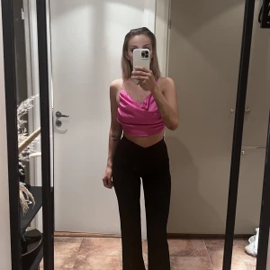 Rosa sidentopp🩷 - Topp i siden med öppen snörning i ryggen