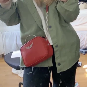 Väska  - Hej, lägger upp igen pga av krångel.. säljer denna röda Zadig & Voltaire väskan. Använd men väldigt fint skick. Hör av dig me frågor, säljer för 1000kr, men buda! 