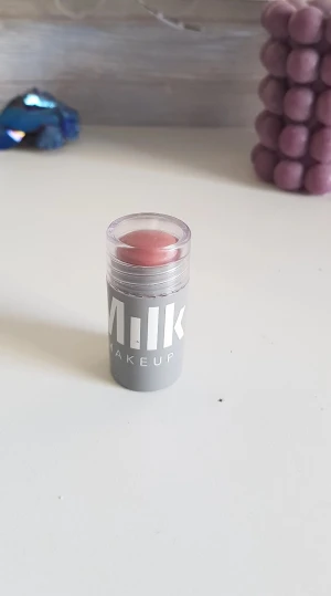 Milk blush - Säljer denna super fina milk blush i färgen werk. Den är typ helt ny och använd 4 ggr så det är 96% kvar. Tryck inte på köp nu! Skriv för fler frågor🙂