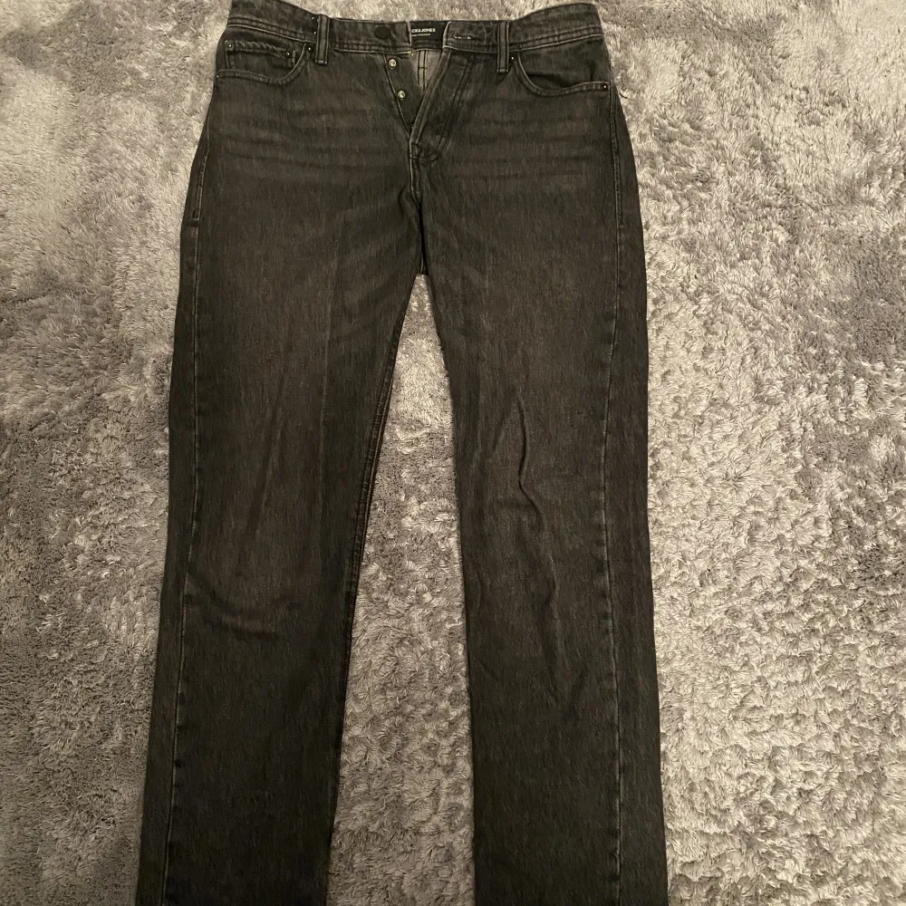 Säljer min mörkgrå jeans som ifrån Jack and Jones som är i storlek 30 32. Jeansen är i väldigt bra skick.. Jeans & Byxor.