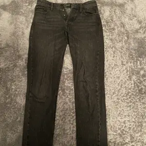 Säljer min mörkgrå jeans som ifrån Jack and Jones som är i storlek 30 32. Jeansen är i väldigt bra skick.
