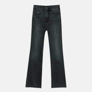 Säljer dessa bootcut jeans då de inte kommer till användning. Jeansen är i storlek 34 men har själv storlek 36 och den sitter perfekt! 