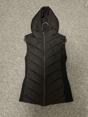 Zara väst svart - Zara väst svart, säljer pga använder inte längre. Har använt ett par gånger men bra skick.