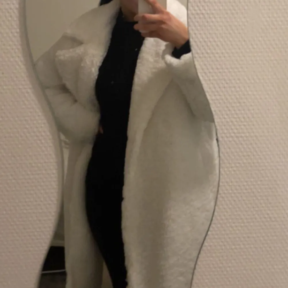 Säljer min vita kappa då den inte riktigt är min stil. Den är som ny har använt den 3 gånger ungefär. Ganska varm till vintern. Köpt för 900. Jackor.