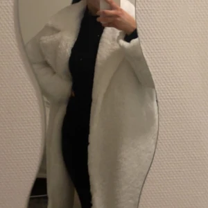 Kappa från bikbok - Säljer min vita kappa då den inte riktigt är min stil. Den är som ny har använt den 3 gånger ungefär. Ganska varm till vintern. Köpt för 900