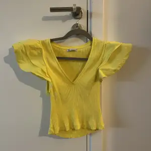 Jättefin gul tröja med volanger på axlarna💞