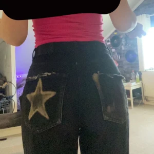 Jeans med klorindesignade fickor - Blekta med klorin på bakfickorna. Midwaist baggy fit/straight fit Är 180 och dem passar mig super i längden. Storlek M/S.  Dem har även en slits där nere. Skriv för mer info💞