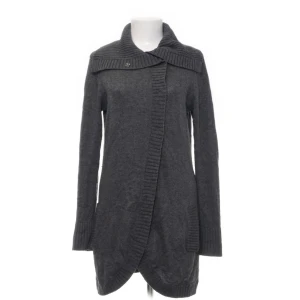 Mjuk varm kofta i M/L - Super härlig längre kofta med knappar, hög krage och lite omlott. Mkt fint skick! Tunnare men ändå varm. Passar till det mesta, verkligen ett superbra plagg i höstgarderoben 💫Jag tycker den är som en M i stl, men märkt M/L