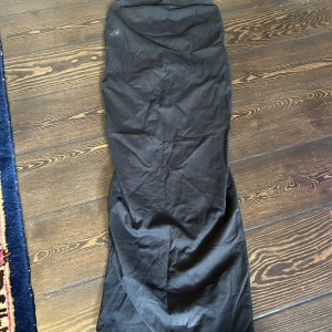 Maxi kjol  - Lång svart maxi kjol med slits där bak 