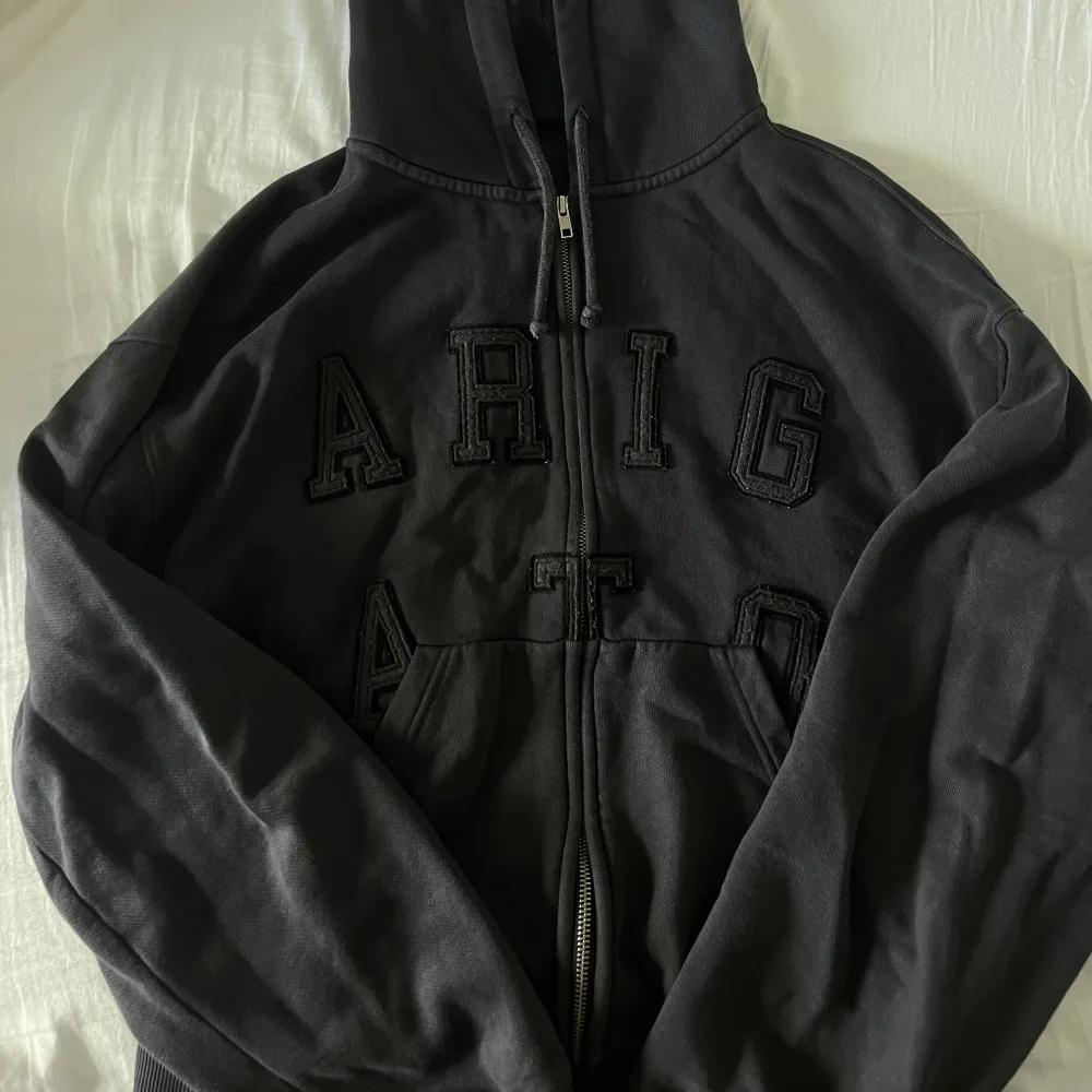 Superfin hoodie från Axel Arigato i modell Legend zip. Denna färg görs inte längre och var väldigt populär! Ordinariepris: 2300 SEK  Sparsamt använd!  (Säljes i befintligt skick) Overzised fit så skulle säga den även passar en M.. Hoodies.