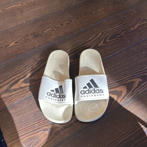 Tofflor  - Adidas tofflor 