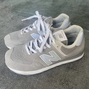 New Balance - skit snygga new balance skor som tyvärr va försmå för mig…  innemåttet på skorna är 25cm hör av dig vid frågor🩷