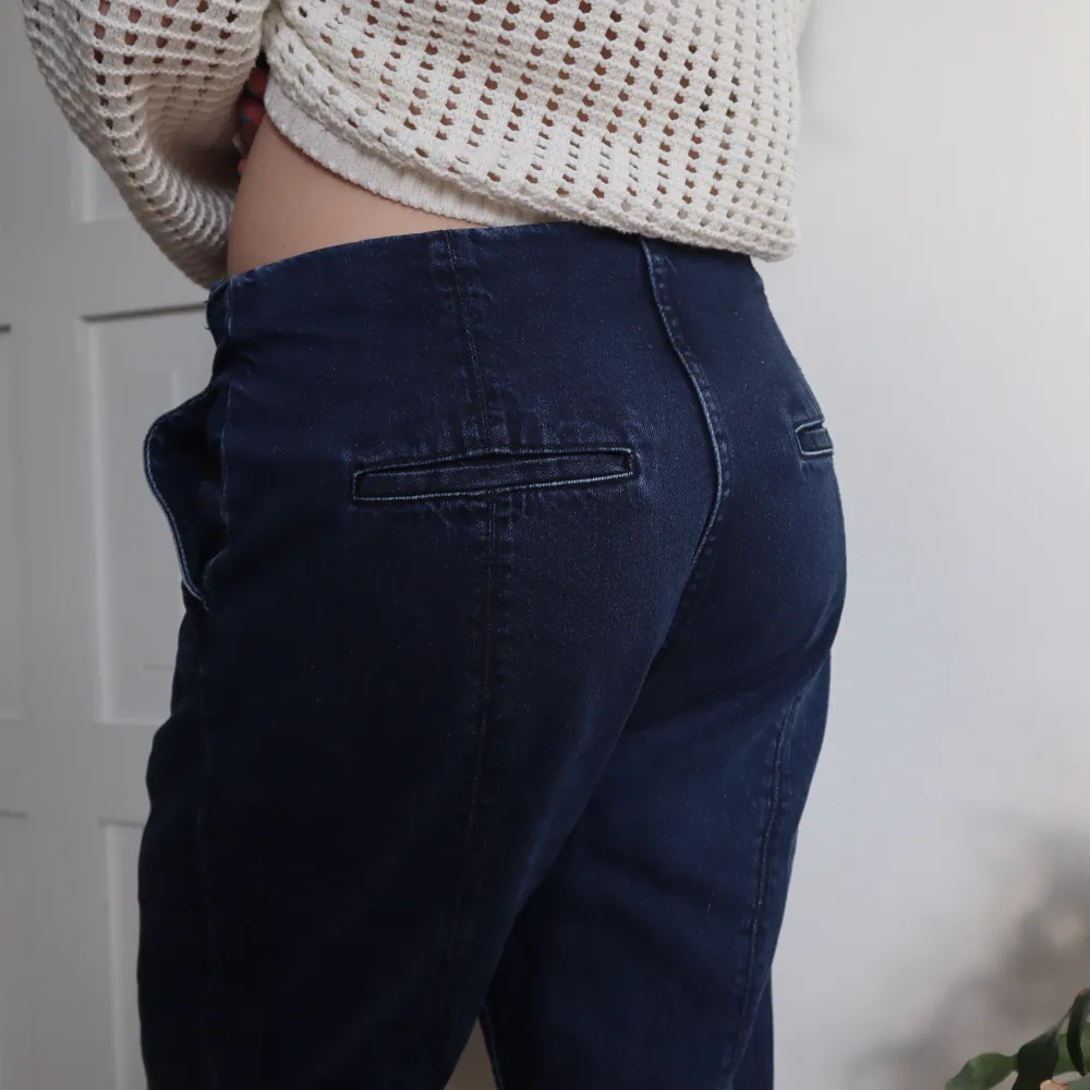 Blåa jeans från h&m. Högmidjade men går att ha längre beroende på midja. Korta i benen (modellen på bilden är 172cm). Bra skick! Säljer för att jag ej använder den längre 💙. Jeans & Byxor.