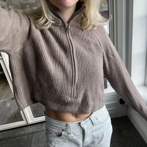 Stickad beige/brun tröja - Snygg stickad tröja köpt från chiquelle för ett par år sedan. Lite nopprig men det går att fixa med nål om man vill. 