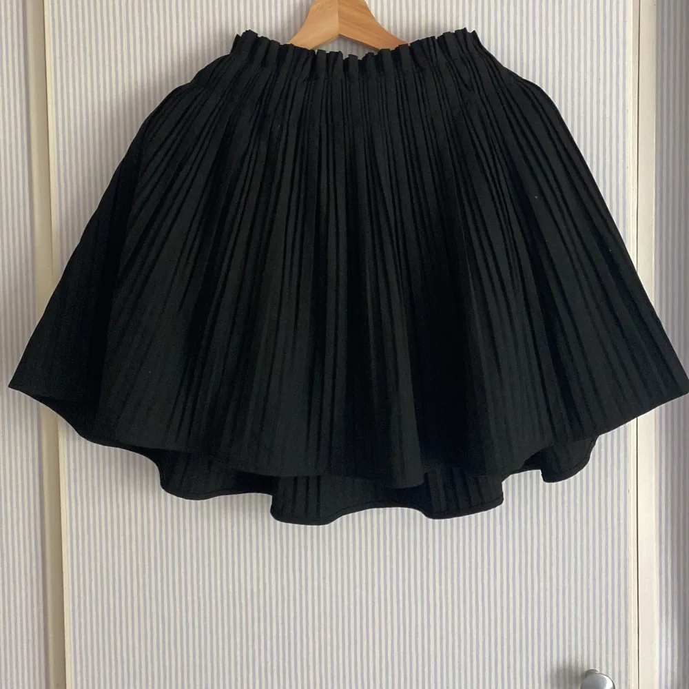 Superfin plisserad kjol från Zara med korta fastsydda inneshorts i satin. Använd max 3 gånger. Storlek S. Kjolar.