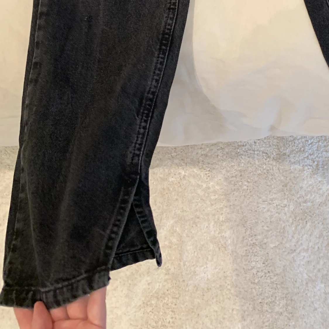 Svarta jeans med slit - 91