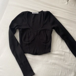 Svart topp - Säljer denna svarta topp från Zara. Bra skick.