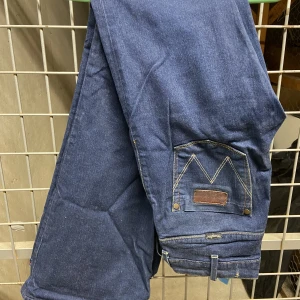 Utsvängda jeans från Wrangler  - Jättebekväma och snygga. Fint skick. Stl W25 L32. Tyvärr för små på mig 