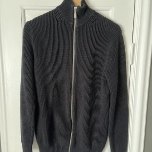 Stickad Zip - Stickad Zip // Skick: 8/10 // Använder inte så mycket längre och sitter inte som jag vill