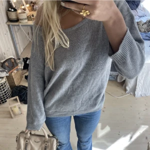 Tröja - Säljer denna stickade grå tröja då den inte kommer till användning. Snygg att ha vardagligt och enkelt att styla. Tryck gärna på köp nu!💕
