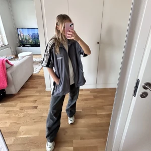 adidas-tröja - Det här är en vintage trekvartsärmad zip-tröja från Adidas. Tror det är storlek M för killar, L för tjejer. Jag har storlek S och den sitter väldigt oversized på mig. Den är i mycket bra skick! Brukar få komplimanger för tröjan☺️🤍⚡️🎧✨