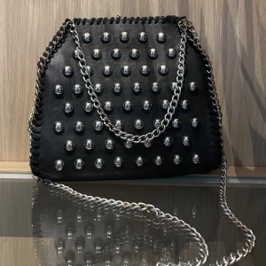 Väska  - Axelbandsväska, lite rost fläckar därav priset ❤️