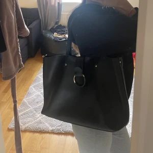 Väska - Sjukt snygg väska, aldrig använd, köpt för ett tag sedan. Får plats med en dator ch skolböcker. Inbyggt dataväska💞💞