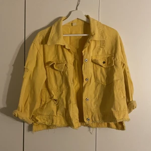 Gul jeansjacka - Gul jeansjacka i storlek M. Passar S