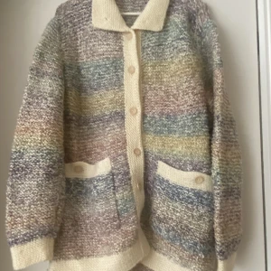 Stickad handjord tröja - Stickad tröja i pastellfärger, regnbåge. Varm och mysig, perfekt för höst/vinter. 