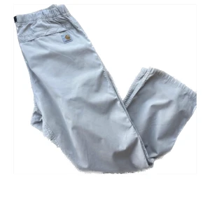 Carhartt byxor  - Carhartt clover pants, jag är 167 och de är bra längd, passar som en S/M men de har ett ”bälte” i midjan så de passar xs också :) har ett pyttelitet hål på baksidan som man inte tänker på alls annars är de som nya 🫶🏻