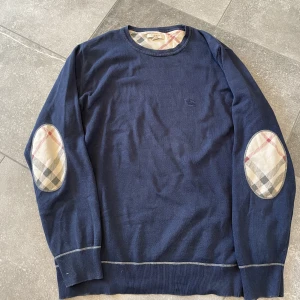 Burberry sweatshirt  - Tjena! Säljer denna sjukt snygga burberry sweatshirten, använt skick men inga större defekter,  äkthetsbevis finns se bild 3. skick:7,5/10  nypris:6000 