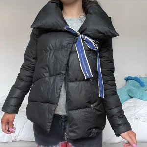 Vinterjacka!  - Så snygg vinterjacka och skönt att köpa nu så man inte måste tänka på det senare när det är riktigt kallt❤️ Den har både dragkedja och knappar samt ett band som man kan knyta alternativt klippa av om man inte tycker om det❤️