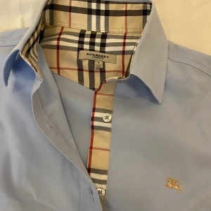 Burberry - Storlek L (barnstorlek), passar som XS/S.| Armhåla till armhåla: 47cm| Armhåla till armänden: 52cm| tröjlängd: 61cm. Vill bli av med snabbt därav det billiga priset, först till kvarn.