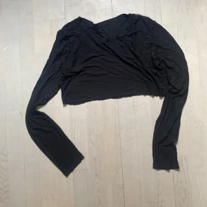 Magtröja - Väldigt långa ärmar, slutar en bit under brösten