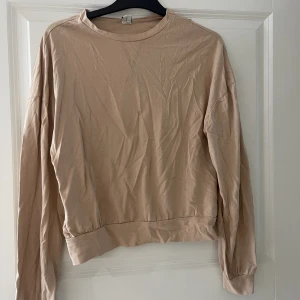 Tröja - Tröja ifrån nelly, använd men fortfarande i mycket gott skick 